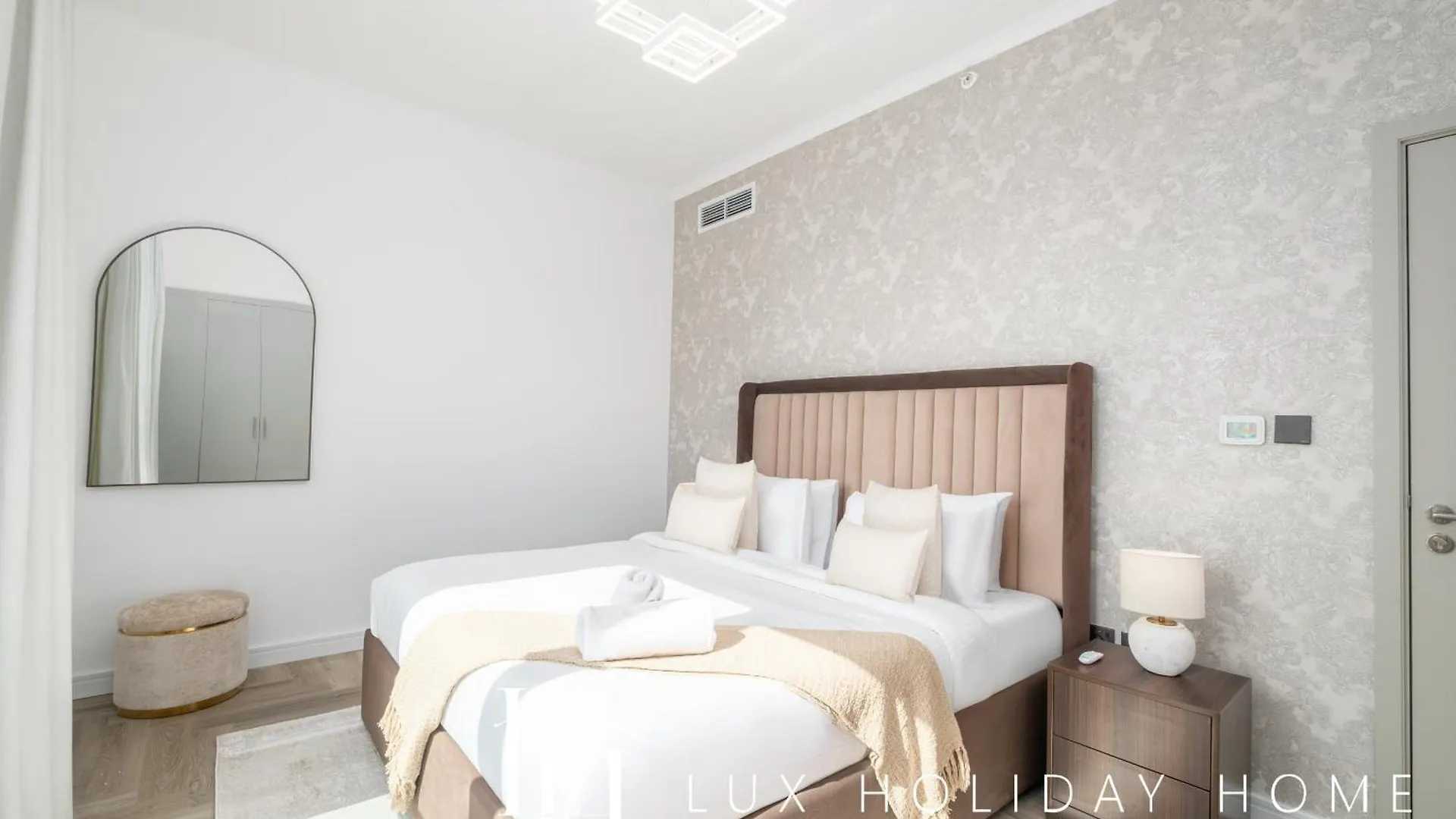 Lux The Burj Khalifa Fountain View Residence Dubaj 0*,